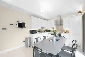 Modern Comfort 2-Bedroom, 2-Bathroom House - Image 3