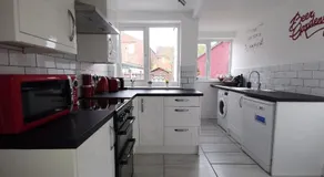 The Wellington - Stylish 3-Bedroom House, Sleeps 8, Ideal for Professionals - Image 2