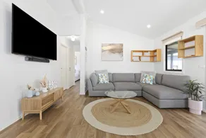 Spacious 2-Bedroom with Private Parking Access - Image 2