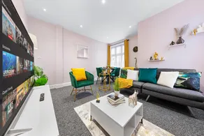 Stylish & Modern 2-Bedroom London Hideaway - King Bed- Sleeps 6 - Parking Available - Instant Book - 20 Percent Off Long Stays! - Image 2