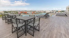 Condo Veronica - Comfortable 2 bedroom with rooftop gym and pool - Image 5
