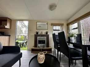 Residence with a spacious garden located in a child-friendly park - Image 4