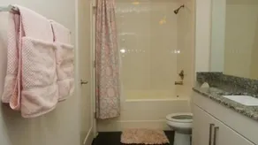 1 Bedroom Condo with Pool View & Space for 5 - Image 1