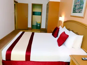M Suites Hotel - Image 3