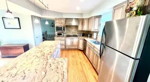 4 bedroom house with pool and backyard on bayside. - Image 2
