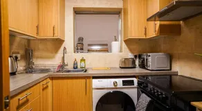 Comfortable 3BDR Apartment in Enfield, North London with Free Parking - Image 3