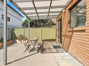 Coastal Luxury: 3-Bed Townhouse 150m from Beach - Image 4