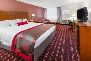 Ramada by Wyndham Medford Hotel & Conference Center - Image 3