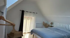 Maison au milieu des bois et des animaux - Image 2