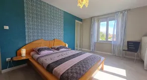 Grand gîte tout équipé à la ferme, idéal pour familles et amis, avec terrasse et proche de loisirs - Image 2