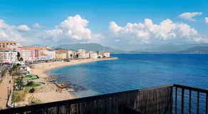 Balcon sur la mer appartement climatisé deux chambre plages commerces et parking gratuit au pied de l immeuble - Image 5