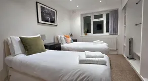 London Apartment with Three Bedrooms and Parking - Image 2