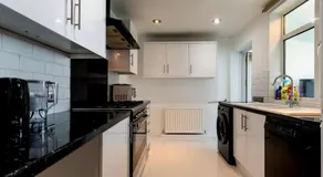 Home in Reading Berkshire - for Contractors & Families with Free Parking & WiFi - Image 3