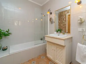 Spacieuse villa adaptée aux familles avec piscine privée, barbecue et jardin - Image 3
