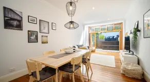 Spacious Glebe Luxe House 2BR, 2BA, Free Lockable Parking and Entertainer's Kitchen - Image 3