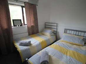 Glan y Ffordd 2 Bed House Near Cardiff by Cardiff Holiday Homes - Image 3