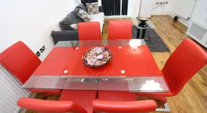Bridge House Apartment - Image 5