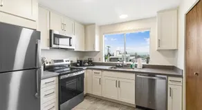 Hilltop Seattle Retreat - views & Parking - Image 3