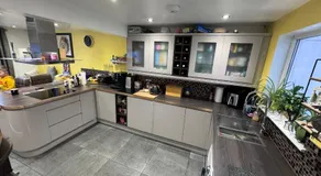 Brick lodge house - Image 3