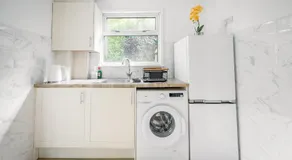 Cambridge North 3 Bedroom Family Home, Spacious Garden, BBQ & Parking - Image 4
