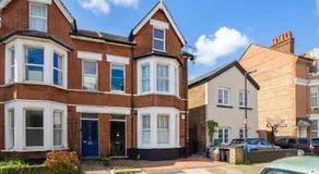 NEW! 2 bedroom Flat, Free Parking, PS5 and Netflix, ideal for professionals, relocators and families 1 minute to the centre and station - Image 2