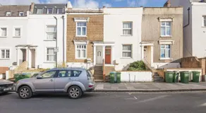 Spacious 3 Bedroom Home with PS5 and Pool Table Near O2 Arena Canary Wharf and Elizabeth Line to Central London - Image 3