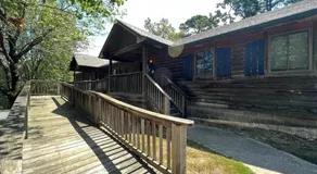 C16, Two bedroom, two bath, log-sided Harbor North luxury cottage with hot tub overlooking Lake Ouachita - Image 3