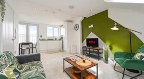 Executive 1 bed apt close to Cardiff city centre FREE parking quiet workspace fast internet - Image 2