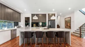Spacious 4BR Home Steps to Buses Westfield Doncaster - Image 4