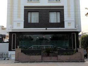 Hotel The Marque Mathura - Image 2