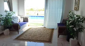 فيلا شاليه مستقل بالريف الاوربى بحمام سباحه 3 غرف 2 حمام بجوار هايبر وان - Image 2