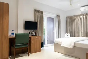 HITECH DELITE - Stay and Dine Hotel - Image 4