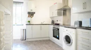 Purple Blossom, 2 bed apartment, Wi-Fi, near Didsbury, free parking - Image 2