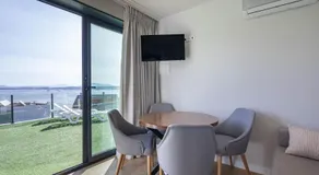 Ferienwohnung mit Pool, Terrasse und Garten | Strandblick | Perfekt für die Arbeit von Zuhause - Image 5