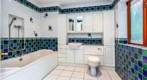 Old Slade Cottage - Train to London 30mins, Heathrow 15mins away,Free Parking - En-suit rooms - Image 2