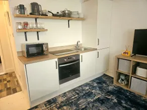 Seaside Haven Coastal Comfort 200m from the Beach - Image 3