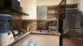 Luxury 1BR Suite at Zameen Aurum Gulberg - Image 3