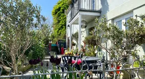 The Retro Retreat with free parking - Image 5