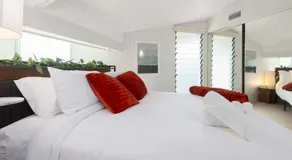 Stylish Heritage 2BR Loft near City and River with Pool and Free Parking - Image 2