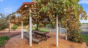 Adorable-secure 3 bedroom holiday home with Pool around the corner from The Miners Rest. - Image 5