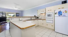 Ground floor, family unit on the canal with free WIFI! - Image 3