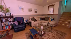 Cozy home away from home, close to hospital, college, and university with free parking - Image 2