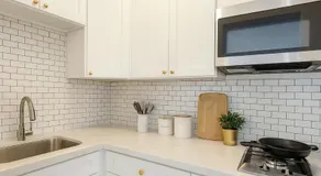Cozy Modern Studio Queen BedWorkspacefastWifi - Image 4