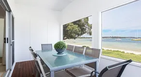 Casa Martins Absolute Waterfront House - Image 3