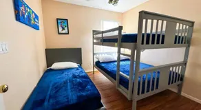 Spacious 4BR Fam Retreat King Bed WIFI And Parking - Image 2