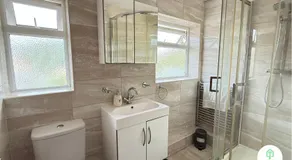 4 Bedroom spacious home with parking sleeps 9 - Image 2