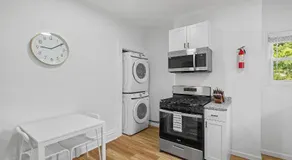 Bloomfield, Shadyside !A Modern and Bright Private Bedroom with Shared Bathroom - Image 4
