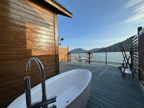 Tanka fishing rafts and floating homestays - Image 3