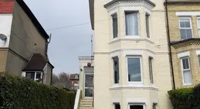 Modern 1-Bed Flat in Dover - Image 3