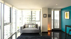 Relaxing, light-filled city apartment - Image 2